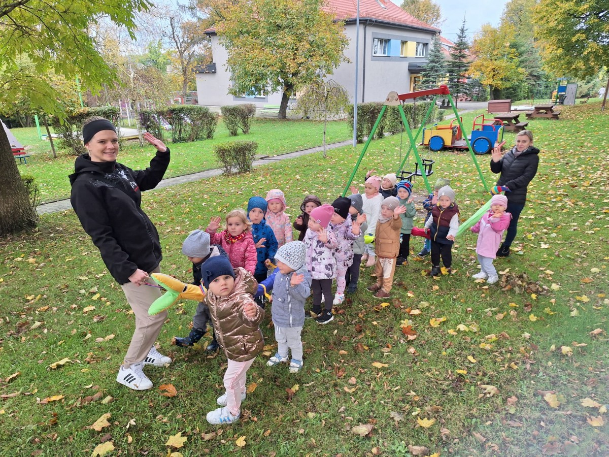 Jesienny spacer i zabawy na przedszkolnym placu zabaw